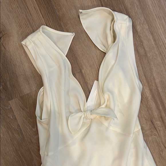 Elegant Cream Evening Gown - Picture 2 of 2